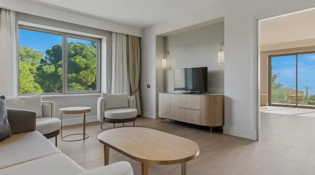 Deluxe Suite 4